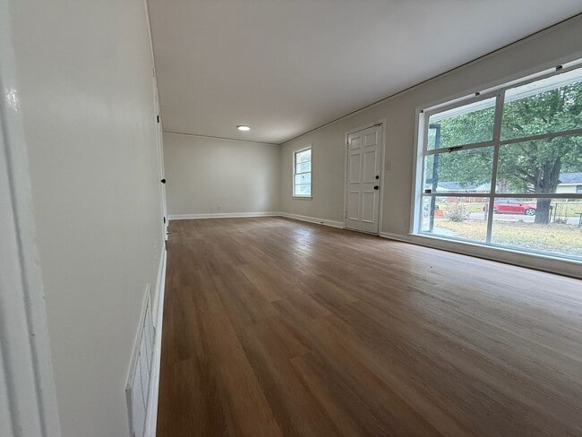 Building Photo - 3 BEDROOM 2 BATHS