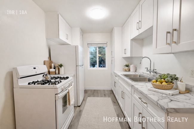 Building Photo - 8140 W 83rd St Unit 3