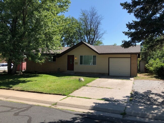 Building Photo - FALL PRE-LEASE! 5 Bed 3.5 Bath House In South Boulder!