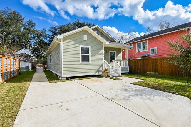 Building Photo - 205 De Koven St Rental