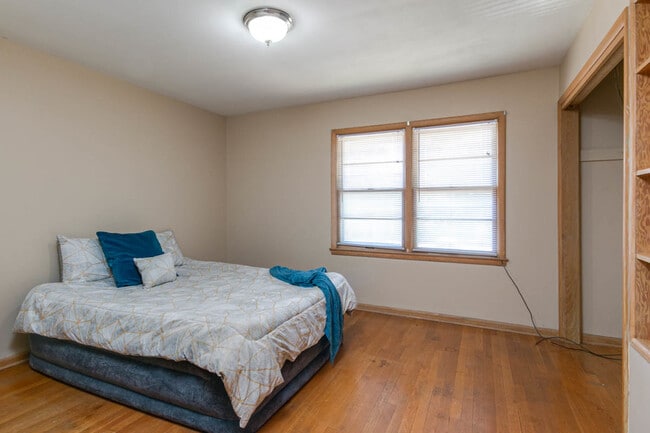 4-bed bedroom