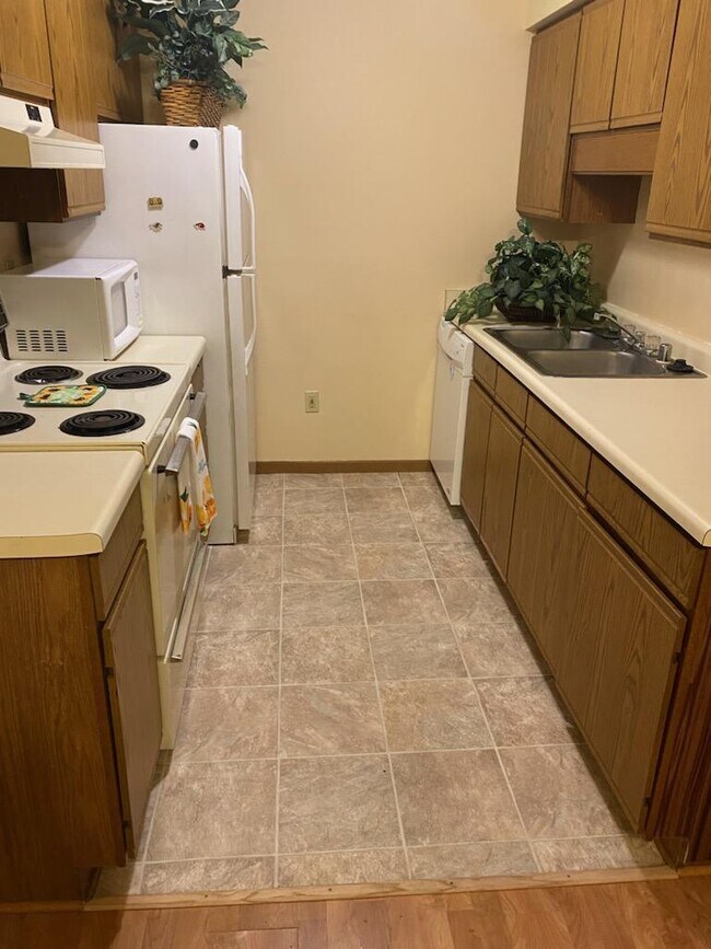 full size dishwasher - S70W14965 Cornell Cir Unit 8