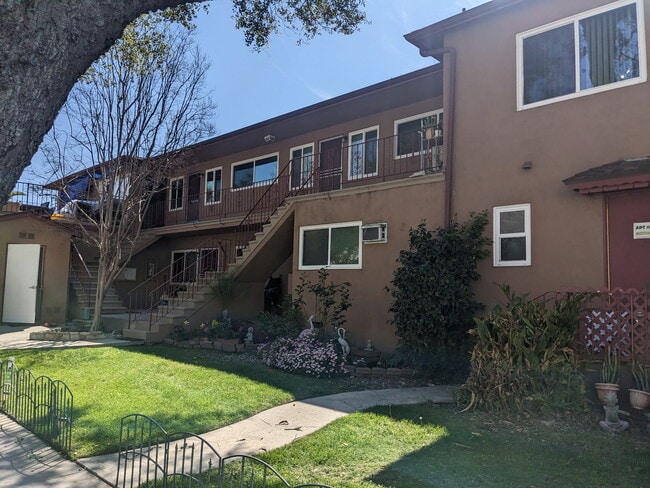 Building Photo - 666 Pioneer Dr Unit #5 Rental