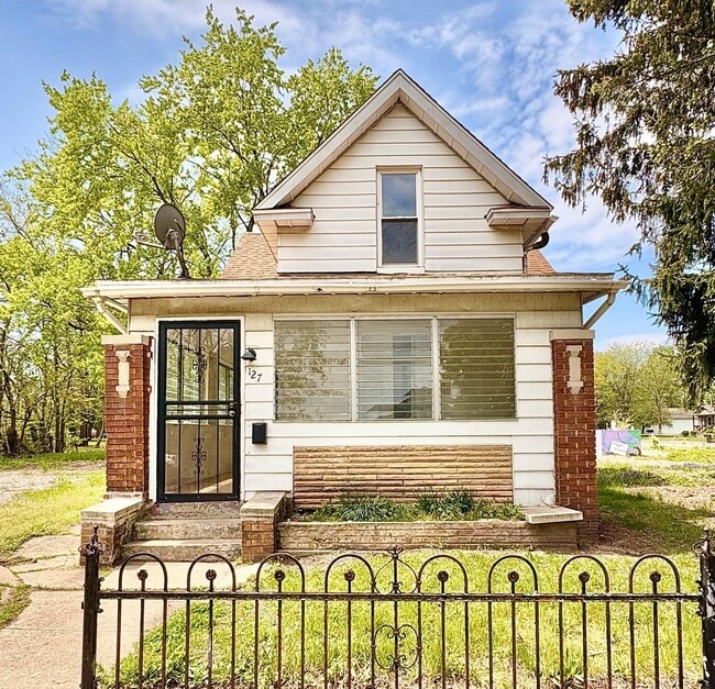 Building Photo - 127 Elm St Rental