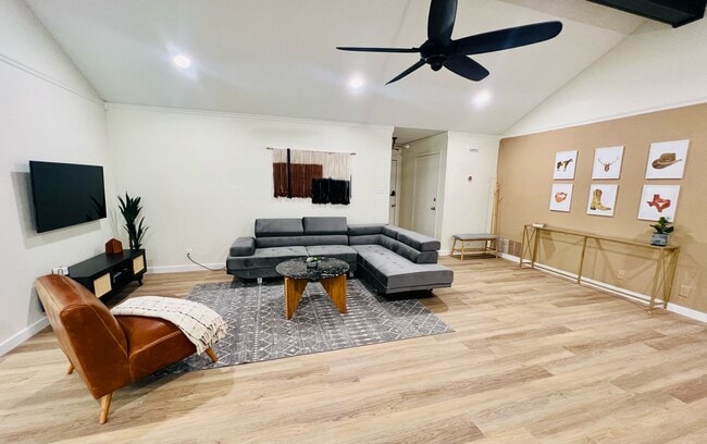 Photo - 1704 Foxfire Dr