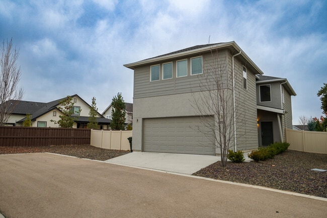 Building Photo - 6113 N Colosseum Ave