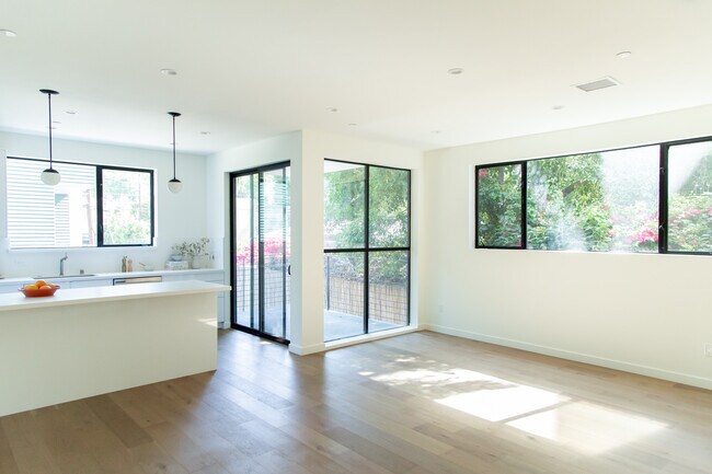 Photo - 6348 Primrose Ave