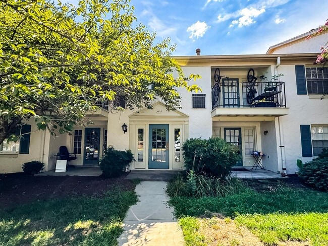 Building Photo - Charming 1 Bed 1 Bath + Den & Balcony In Cardinal Forest - Water Included!