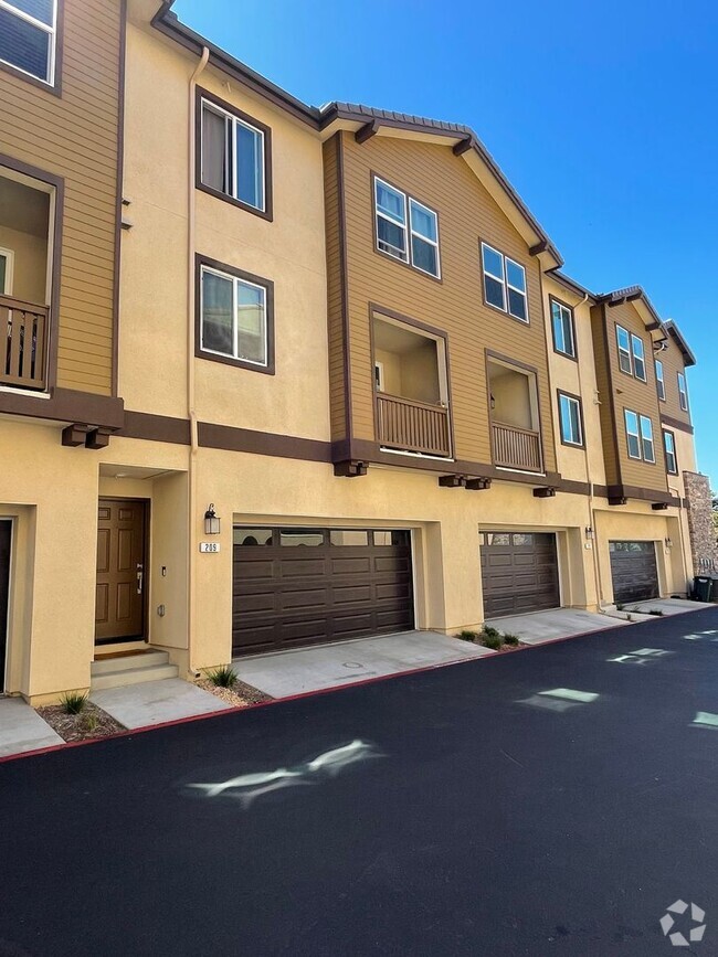 Building Photo - 2 Bed Townhouse in San Marcos