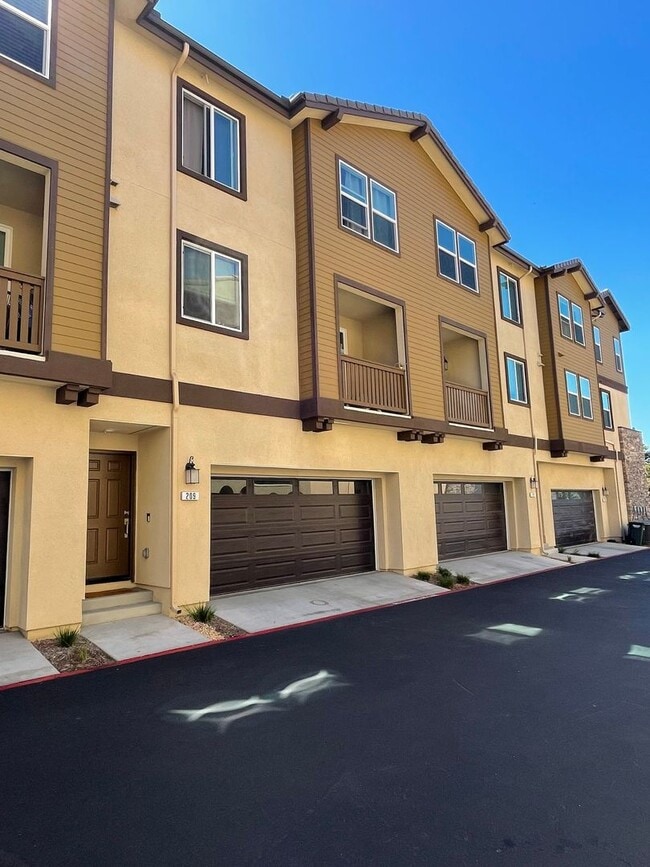 2 Bed Townhouse in San Marcos - 2 Bed Townhouse in San Marcos