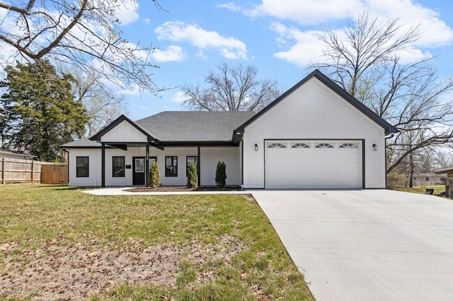 Building Photo - 1020 Crestland Ave