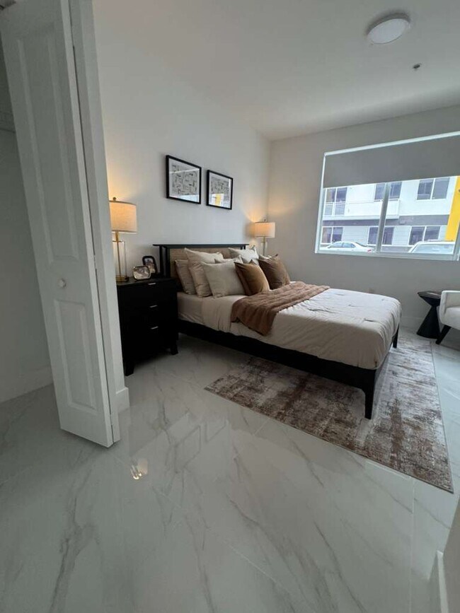 Photo - 943 W 67th St Apartamentos Unidad A1