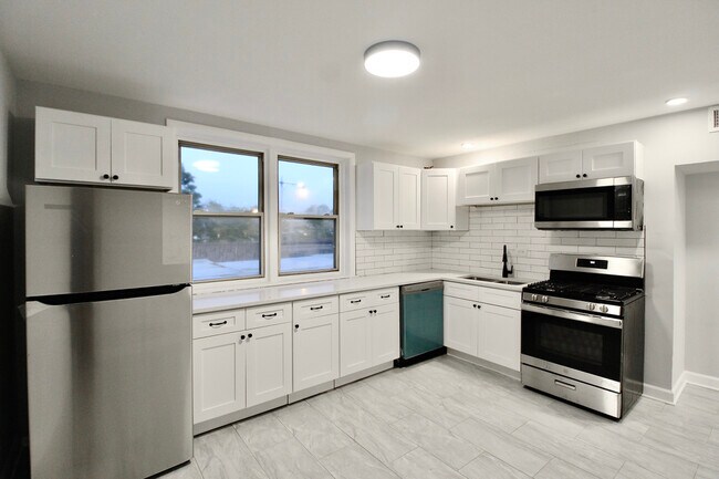 Photo - 3338 W Bryn Mawr Ave Apartments Unit 3
