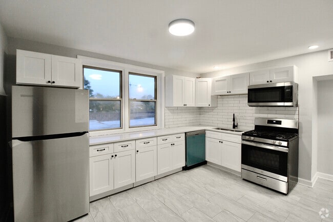 Building Photo - 3338 W Bryn Mawr Ave Unit 3 Rental