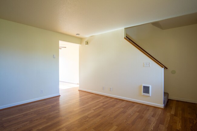 Photo - Updated Townhouse with Garage, Patio, DW, WD + FIREPLACE!! Unidad 06