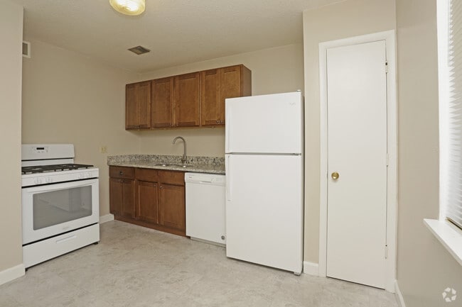 2BR, 1BA - 850 SF