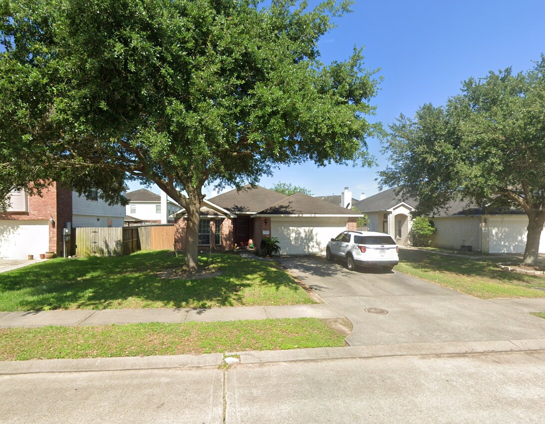 Photo - 305 Golden Oak Dr