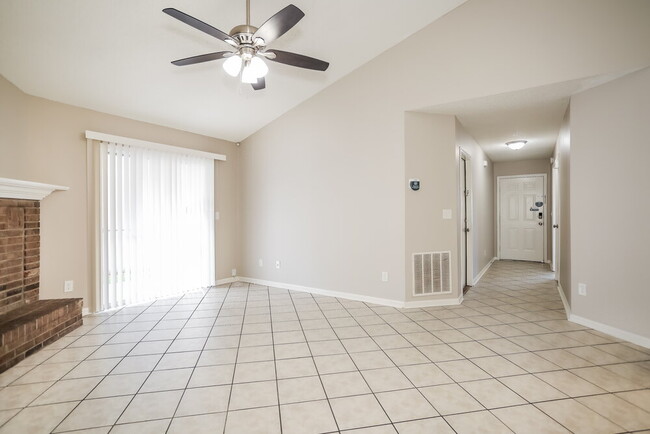 Photo - 1883 Manitoba Ct S