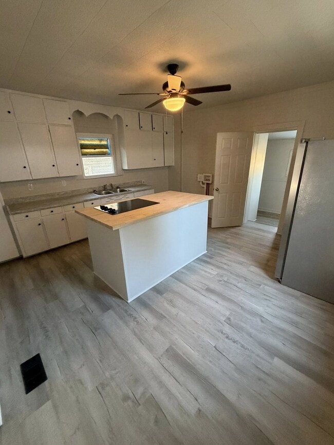 Photo - 1015 Eastman St