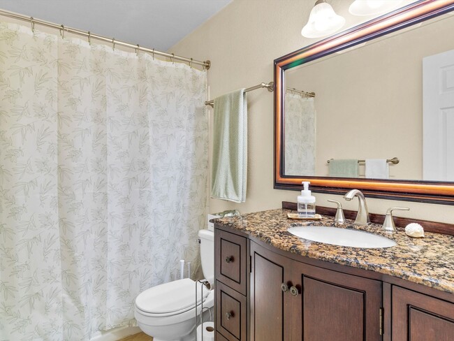 Photo - Great 1 Bedroom Condo in Federal Way! Beautiful Kitchen Finishes and Close to Light Rail! Unidad H1