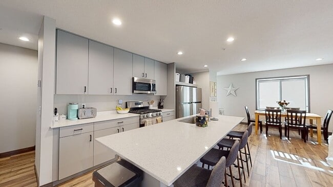 Building Photo - 707 13th Ave SE Unit 709 13th Ave SE