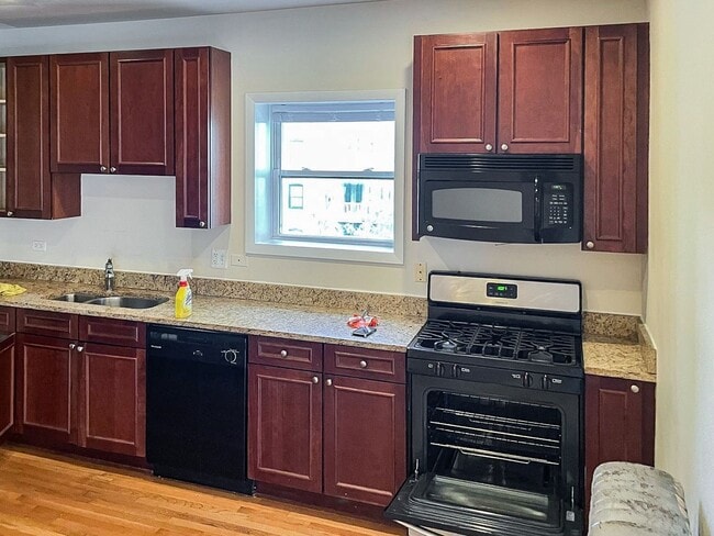 Photo - 3921 N Pine Grove Ave Apartment Unit 3