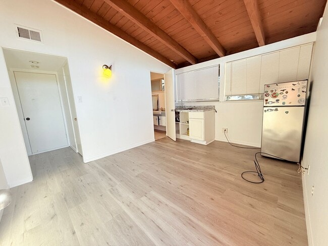 Building Photo - 401 N Lupine St Unit C