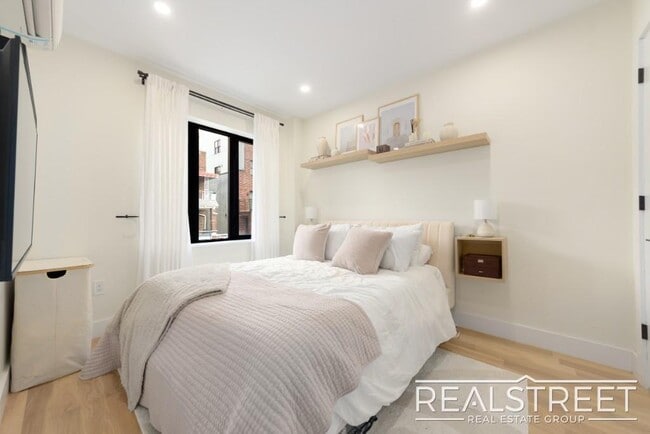 Photo - Brand New 2 bed with in unit WD Shared Roof and more! Unidad 4F