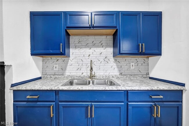 Photo - 12001 Oakview Ave Unidad DOWN