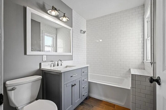 Photo - 2906 NE Tyler St Unidad 2