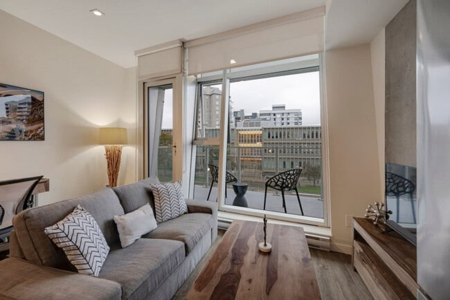 Building Photo - 952 Johnson St