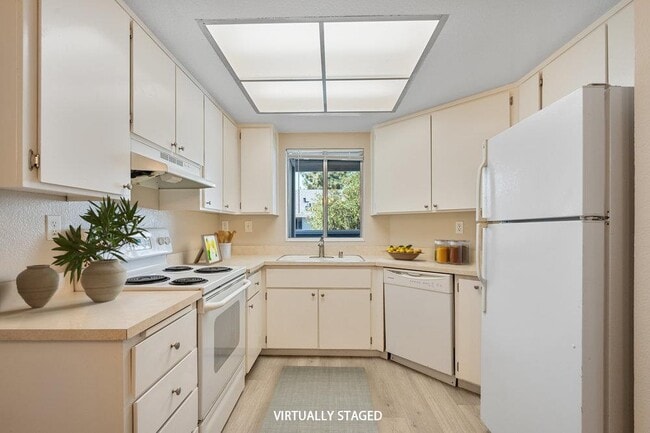 Building Photo - 331 Shadow Run Dr