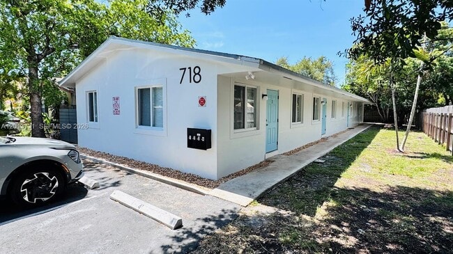 Building Photo - 718 SE 13th St Unit 2