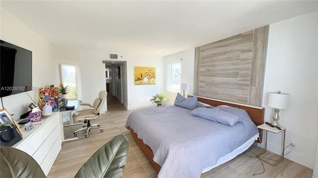 Photo - 1717 N Bayshore Dr