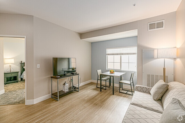 1BR, 1BA - 658SF
