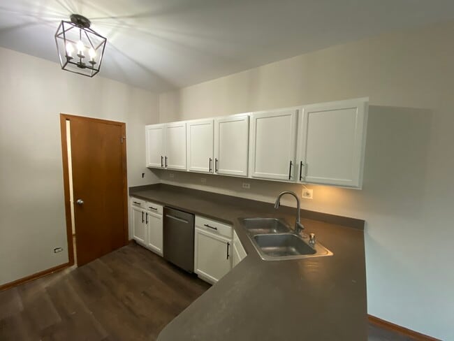 Photo - 610 Springbrook Trail N