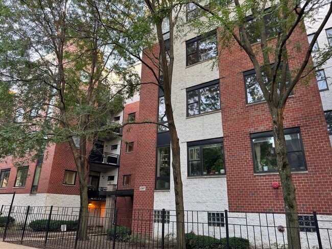 Photo - 2307 W Wolfram St Unit 214