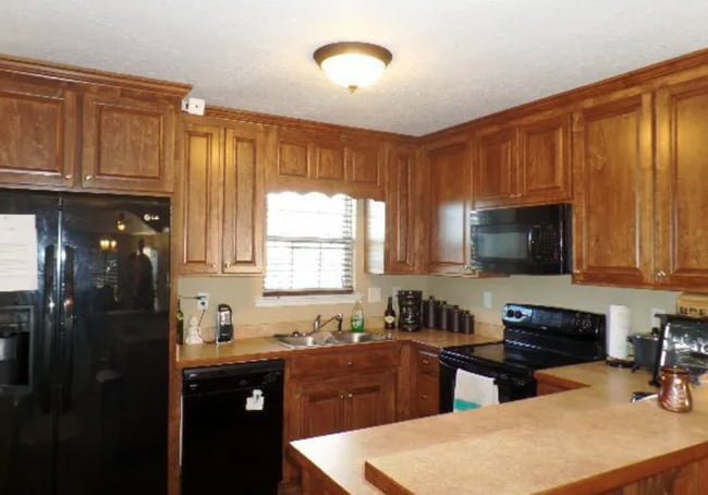 Photo - Charming 3BR Home with Open Floor Plan, Screened Porch & Covered Front Porch in Lakeland