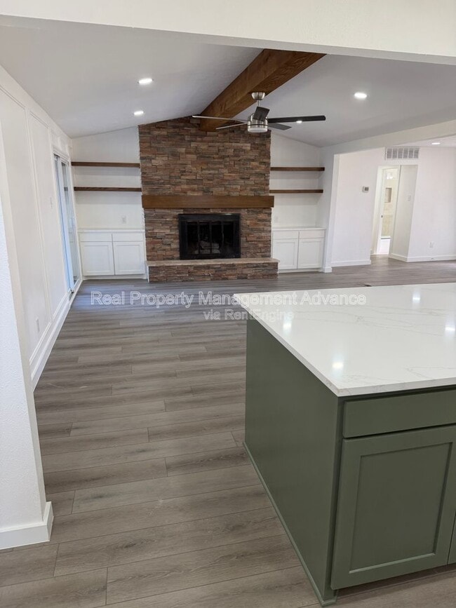 Photo - 905 Bromwich St