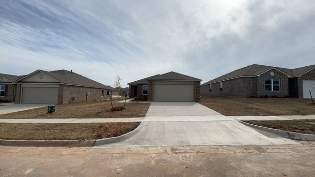 Photo - A Very Spacious and Beautiful 3 Bedroom 2 Bath Home in Yukon Schools