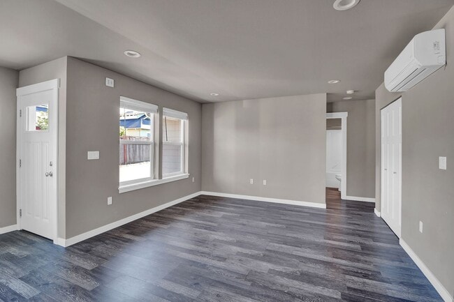 Photo - 2 Bed 2 Bath - A/C - Pet Friendly - Excellent Condition