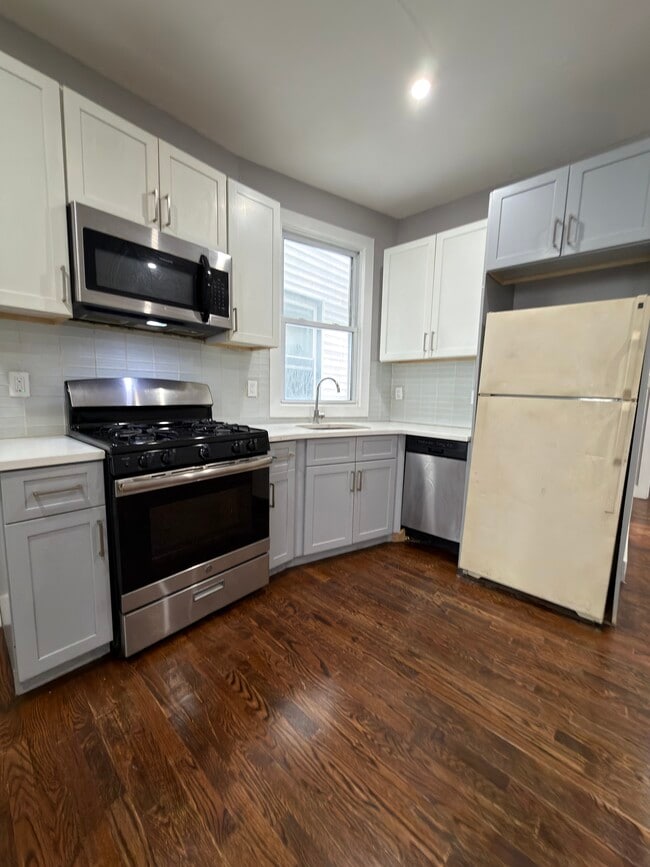 Building Photo - 221 Bayview Ave Unit 1