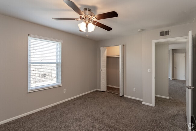 2BR, 1BA - 870 SF
