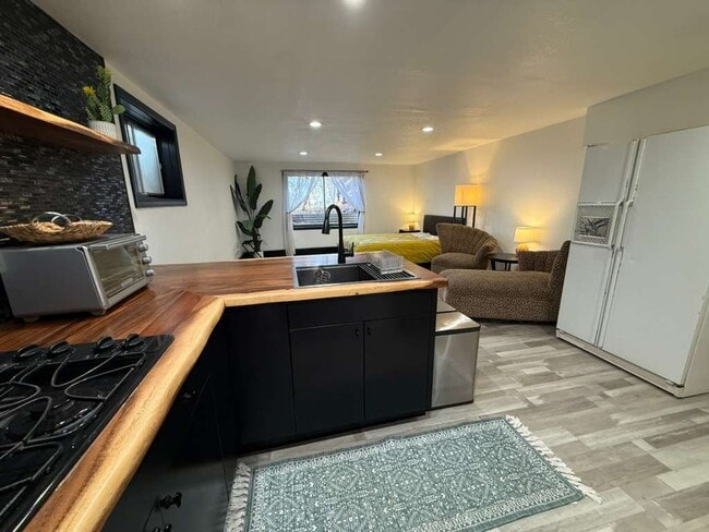 Building Photo - 706 E Stuart St Unit Atrium Apartment