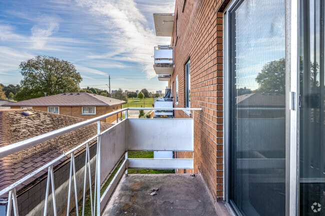 Interior Photo - 25 Nash Road N