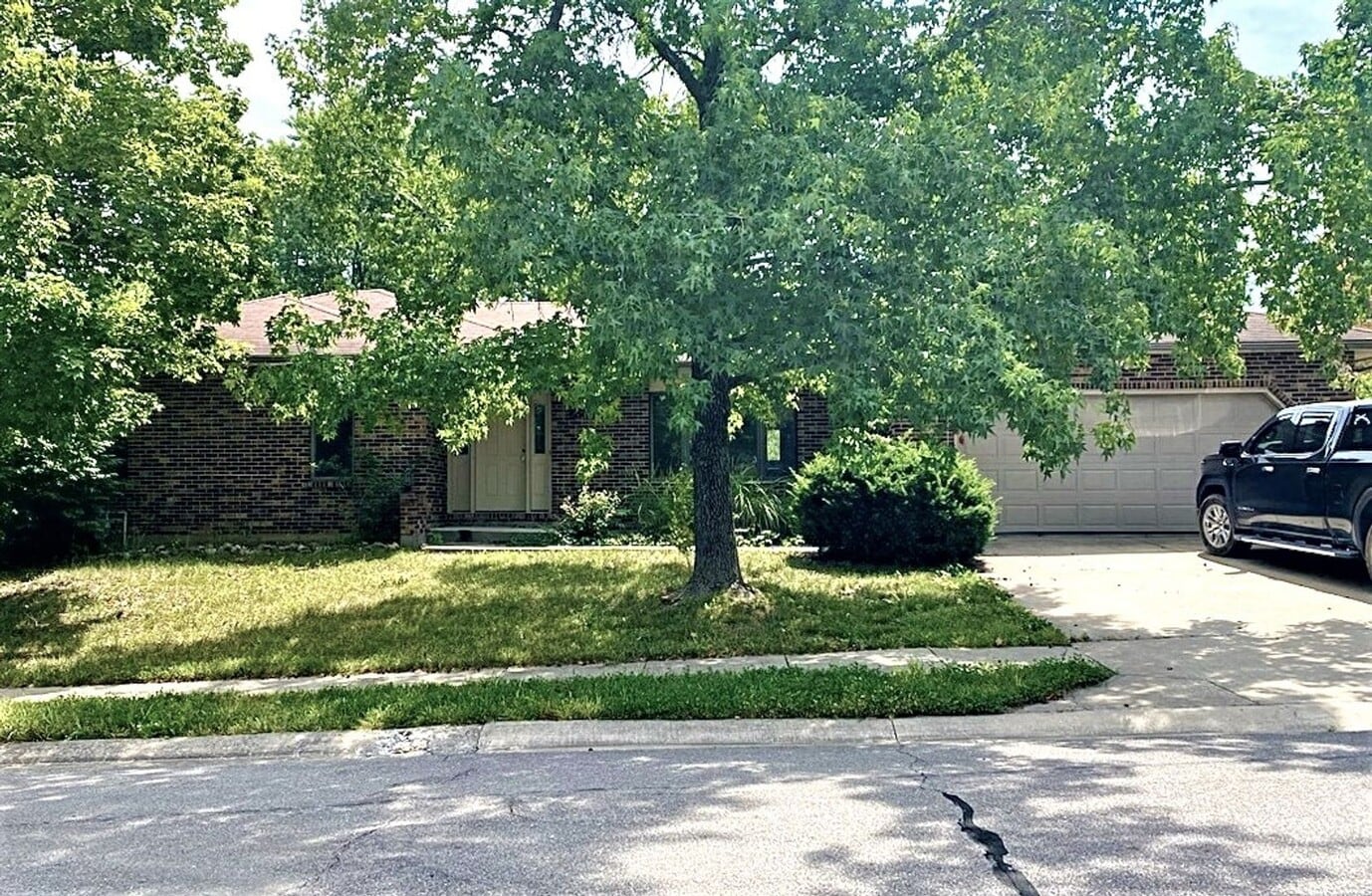 Large Home in Cedar Lake Area w/ Finished Basement - Large Home in Cedar Lake Area w/ Finished Basement