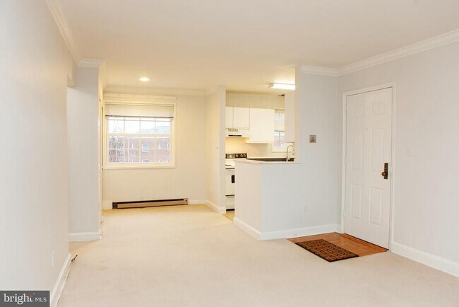 Building Photo - 1712 W Abingdon Dr Unit 301
