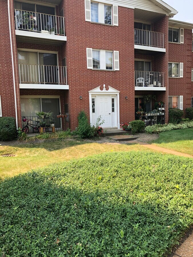 Courtyard Entrance - 376 Oak Trails Rd Unit 201