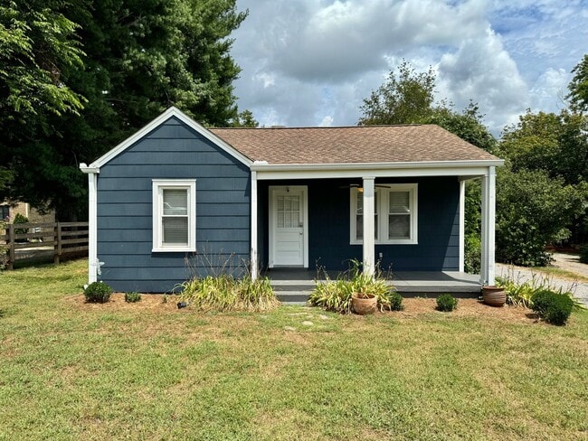 Building Photo - Nature Lovers - 3 Bed, 1 Bath Home w/ 1 Car Garage Close to Downtown Franklin