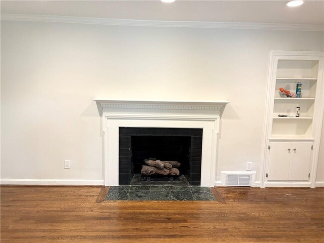 Photo - 654 Upton Rd NW